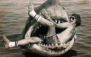 Steven Spielberg sur le tournage des Dents de la mer