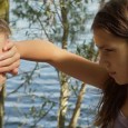 Une fillette se fait passer pour un garçon auprès de ses nouveaux amis. C’est <em>Tomboy</em>, plongée percutante au cœur de l’enfance et de ses troubles naissants. Un pur instant de grâce.