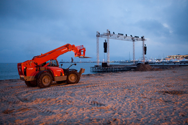 Une pelleteuse sur une plage de la Croisette (c) Sébastien Dolidon