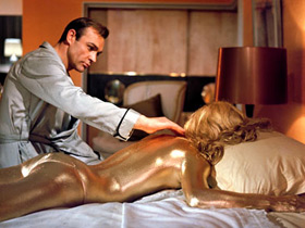 Shirley Eaton et Sean Connery dans Goldfinger de Guy Hamilton