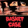 Petite scène croquignolette de Basket Case, film américain réalisé en 1982 par Frank Henenlotter. Mais que portes-tu dans ton panier, mon cher enfant ? Et pour les amateurs, il existe...