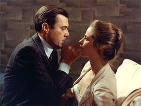 Dirk Bogarde et Charlotte Rampling dans Portier de nuit