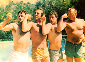 Peter Falk, Ben Gazzara, John Cassavetes et David Rowlands dans Husbands