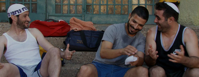 Avi, Kobi et Yaniv, trois copains vivant à Bat Yam, se sont autoproclamés surveillants du quartier. Et ils contrôlent tout. Les tenues jugées indécentes des jeunes femmes, le respect du sabbat, les...