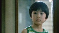 <em>Tel père, tel fils</em> de Hirokazu Kore-eda Ryota Nonomiya est un architecte dévoué à son travail pendant que sa femme Midori s’occupe de leur fils de 6 ans, Keita. Un jour, l’hôpital dans lequel Midori avait accouché les contacte et leur annonce...