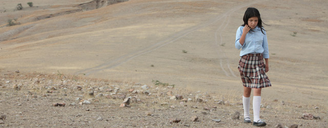 A l’arrière d’un pick-up, une tête ensanglantée. Une ranger lui écrase la joue, comme pour s’assurer qu’elle ne bougera pas. Lentement, la caméra remonte, le cadre s’élargit, nous laissant découvrir...