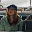 Il est bientôt midi, je retrouve Kelly Reichardt au Lutétia, lieu qui détonne étrangement avec son univers cinématographique… On se souvient du très beau <em>Wendy et Lucy</em> où Michelle Williams errait, volait et...