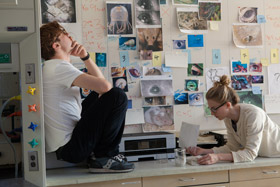 Michael Pitt et Brit Marling dans I Origins