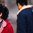 Ombres chinoises 1999. Dans la ville de Fenyang, Tao est courtisée par ses deux amis d’enfance, Zhang et Lianzi. Elle choisit Zhang, jeune arriviste détestable, qui lui donne un fils...