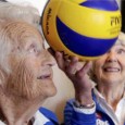 Pendant que votre grand-mère est en charentaises dans sa maison de retraite et se plaint que personne ne vient la voir, en Norvège, il existe un club de volley-ball féminin pour les séniors...