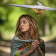 L’échappée belle - Valeria Bruni-Tedeschi avance, majestueuse, ombrelle à la main, distillant réprimandes à ceux qui croisent son chemin. Dès cette première séquence, le personnage est campé...