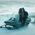 Quelque part dans l’Arctique, entre deux aurores boréales. Dans ce village cerné par des dunes de glace, des hommes et des femmes ont choisi d’y vivre, comme si de rien n'était...