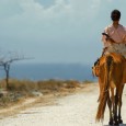 Nouveau western Marlina, la tueuse en quatre actes suit les pas d’une femme sur l’île de Sumba en Indonésie. Un homme frappe à sa porte, s’enquiert de son mari. En...