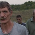 Un groupe d’ouvriers allemands part travailler sur un chantier en Bulgarie. Ils montent leur baraquement et hissent leur drapeau allemand en haut d’une colline à quelques galops d’un village perdu...