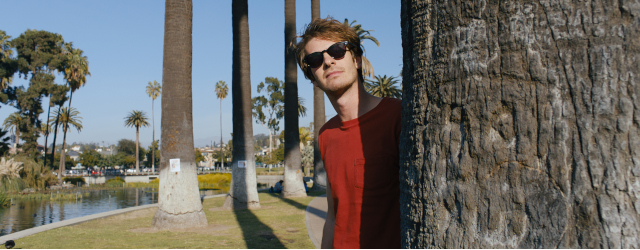 Sous le vernis - Après <em>The Myth of the American Sleepover</em> et <em>It Follows</em>, présentés à la Semaine de la critique, David Robert Mitchell, qui filme si bien les piscines, se retrouve dans le grand bain de la...