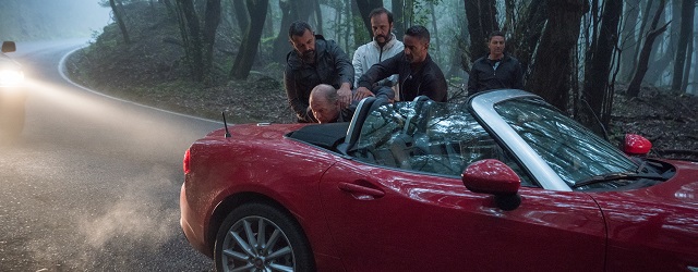 Là-haut sur la colline Les premières notes de I’m a Passenger d’Iggy Pop se font entendre alors que Cristi et son air soupçonneux débarquent aux Canaries. Le ton est donné....