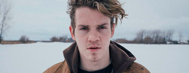 Dans le silence et la grisaille de l’hiver québécois, une voiture sort brusquement de la route pour aller s’encastrer dans des blocs de béton. Au volant, Simon. Mort sur le coup. Le début d’un...